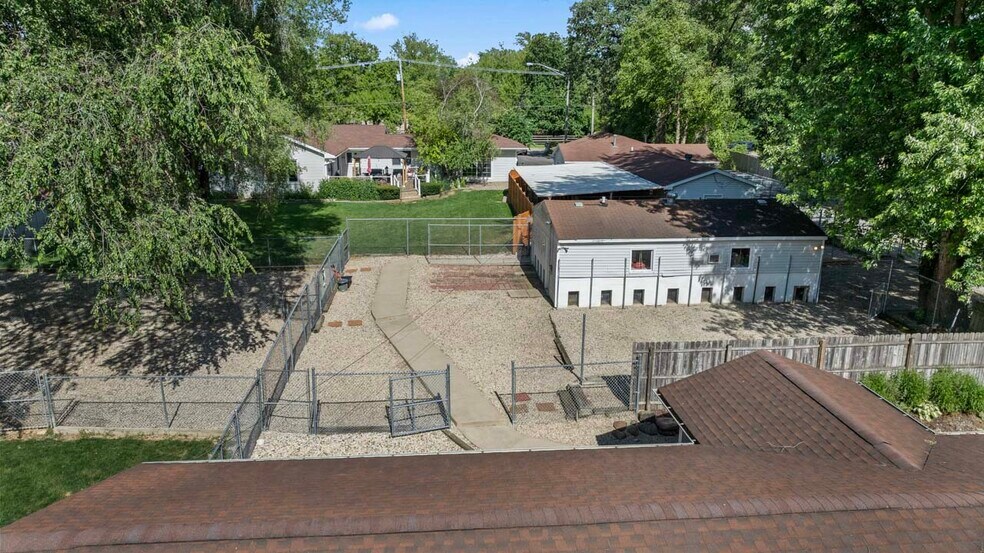 More Photos Of 4403 S Roberts Rd, Island Lake Veterinarian Kennel For Sale