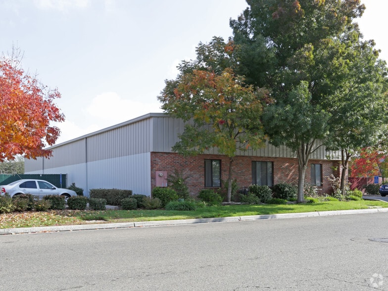 More Photos Of 2546 N Business Park Ave, Fresno Warehouse For Lease