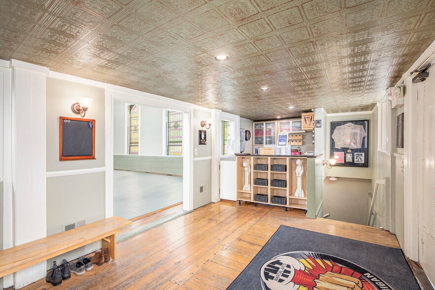 More Photos Of 206 S Main St, Romeo Freestanding For Sale