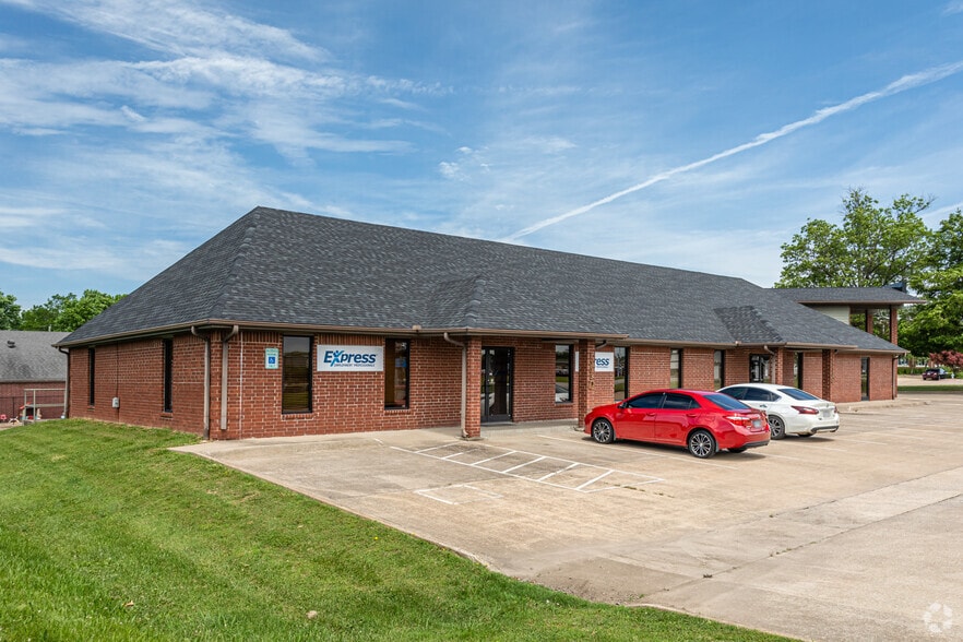 More Photos Of 1333 Arapaho Ave, Springdale Medical For Lease