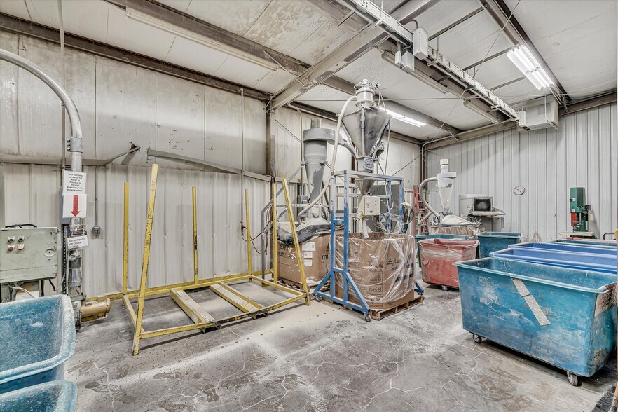 More Photos Of 202 1st St S, Kalona Manufacturing For Sale