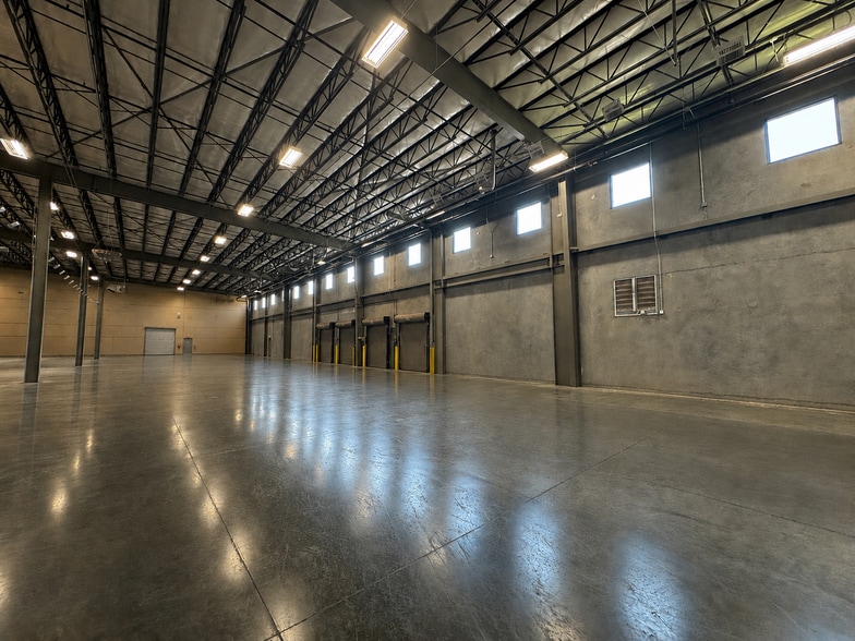 More Photos Of 2101 S Kelly Ave, Edmond Distribution For Lease