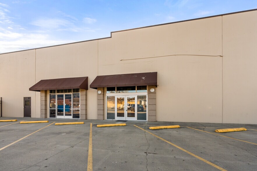 More Photos Of 304-350 NE Agness Ave, Grants Pass Unknown For Lease