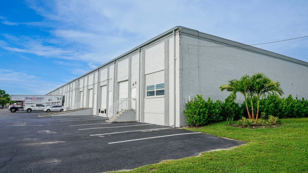 More Photos Of 4227 Enterprise Ave, Naples Warehouse For Lease