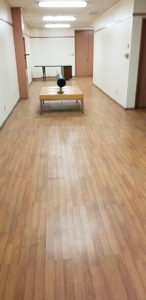 More Photos Of 810 E Jefferson Blvd, Los Angeles Warehouse For Lease