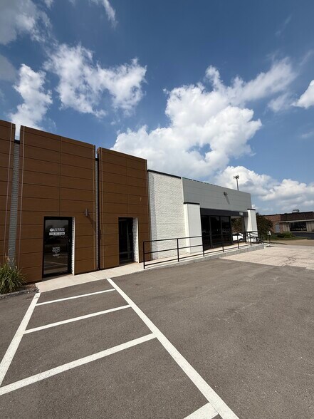 More Photos Of 11861-11865 Westline Industrial Dr, Saint Louis Office For Lease