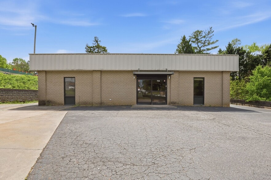 Primary Photo Of 744 Hartness Rd, Statesville Medical For Sale