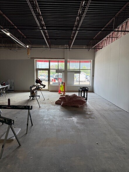 More Photos Of 905 W Clairemont Ave, Eau Claire Storefront For Lease