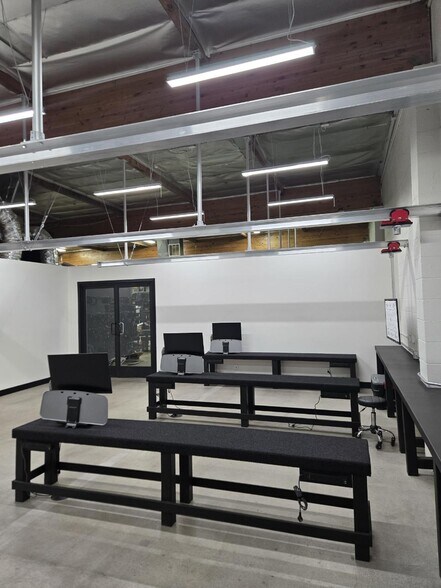 More Photos Of 210 W Palm Ave, Burbank Manufacturing For Lease