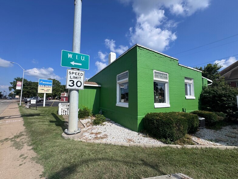More Photos Of 127 W Calhoun St, Macomb Freestanding For Sale