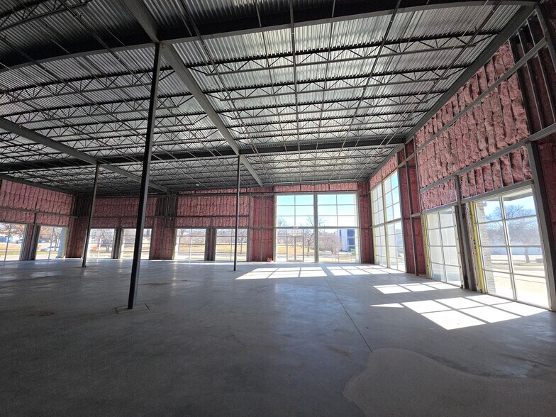More Photos Of 8221 Royal Ridge Pky, Irving Warehouse For Lease