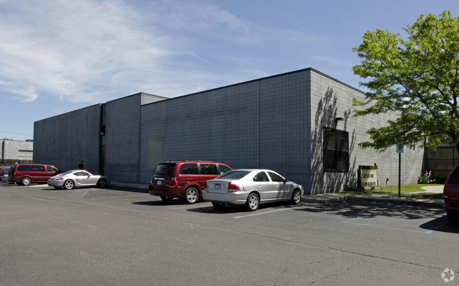 More Photos Of 13250-13320 Northend Ave, Oak Park Flex For Lease