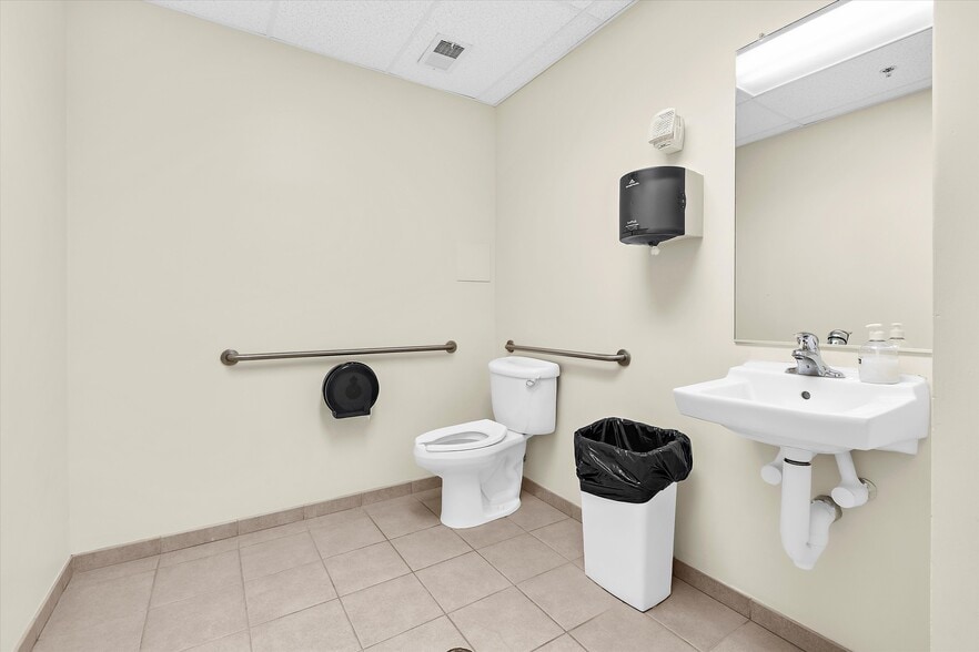 More Photos Of 601 7th St, Laurel Office For Sale