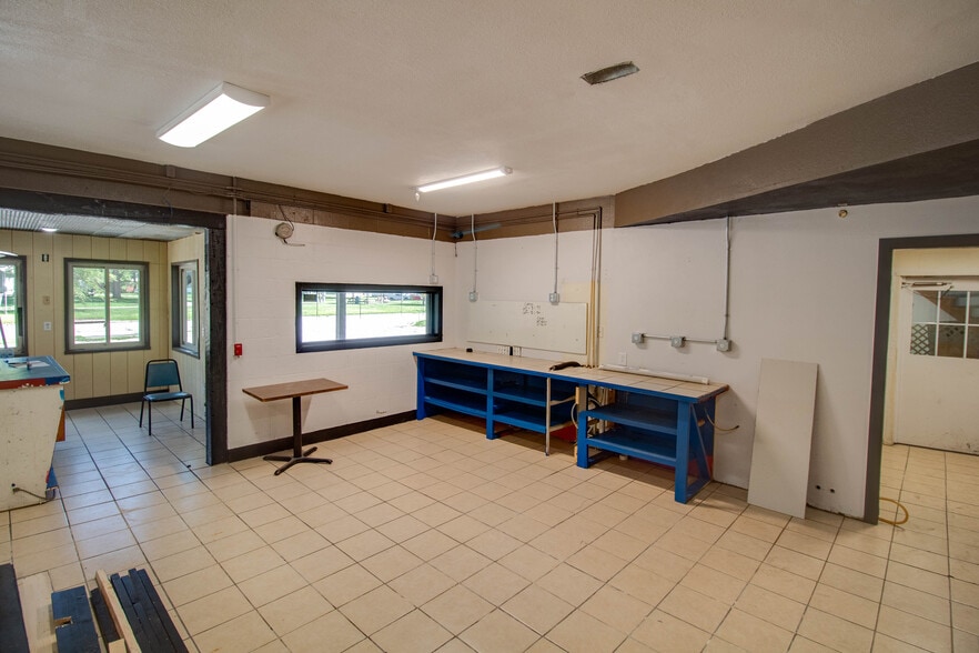 More Photos Of 406 W Carpenter St, Jerseyville Flex For Sale