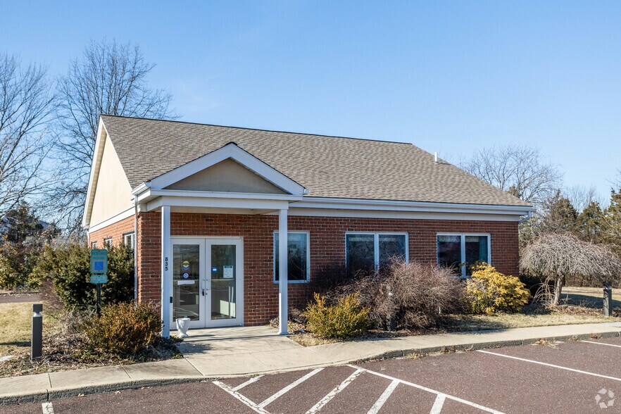 More Photos Of 835 Lawn Ave, Sellersville Bank For Lease