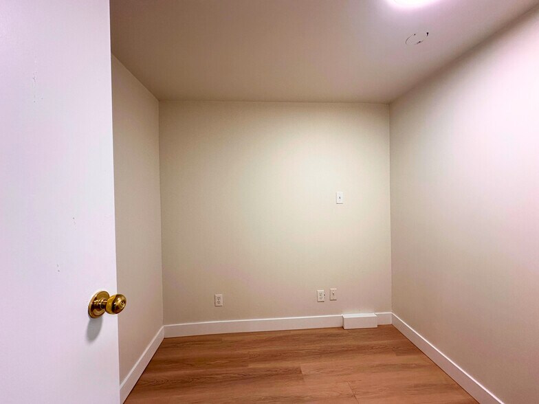 More Photos Of 4613 Kingsway, Burnaby Storefront For Lease