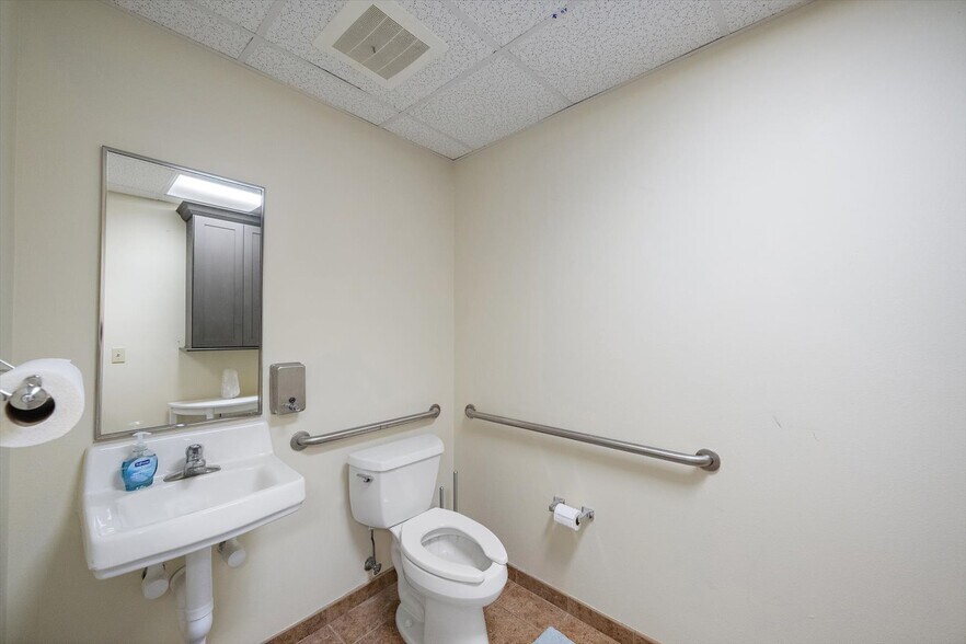 More Photos Of 202 N Rhodes Ave, Sarasota Office For Sale