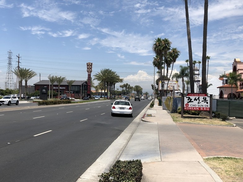 More Photos Of 7886 Beach Blvd, Buena Park Freestanding For Lease