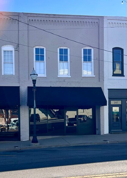Primary Photo Of 209 N 1st St, Pulaski Storefront For Lease