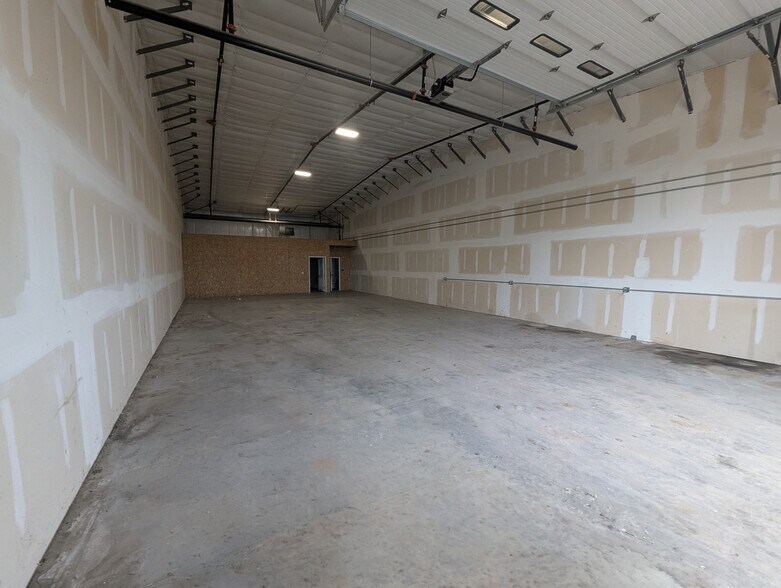 More Photos Of 5421 NW Beaver Dr, Johnston Warehouse For Lease