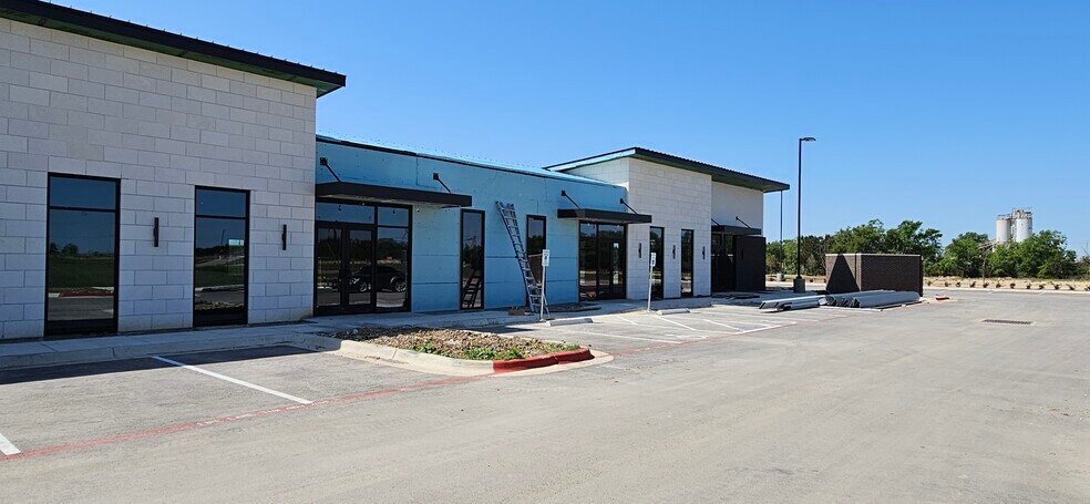 More Photos Of 10861 183A, Leander General Retail For Sale