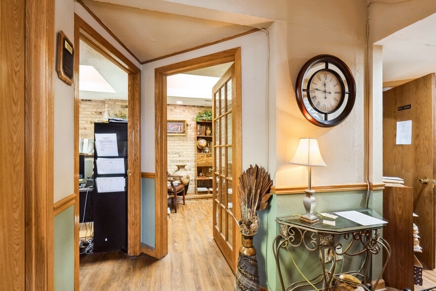 More Photos Of 1964 Indianola Ave, Des Moines Office For Sale