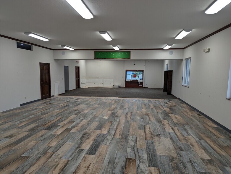 More Photos Of 452 W Arrow St, Marshall Restaurant For Lease