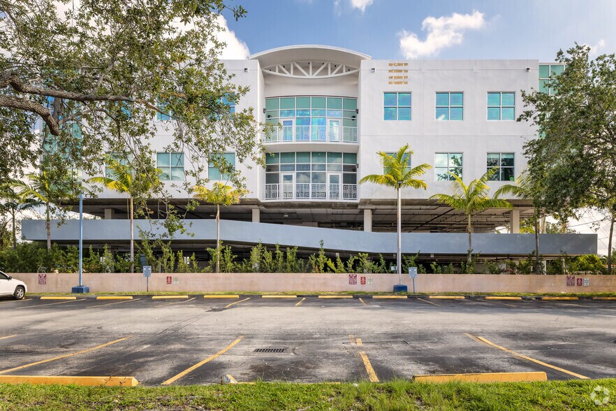 More Photos Of 657 South Dr, Miami Springs Office For Lease