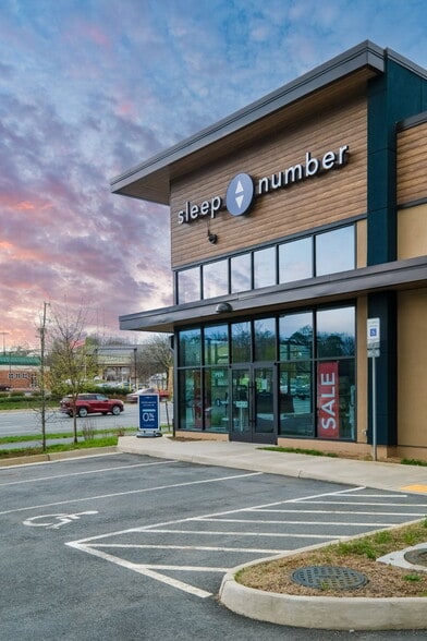 More Photos Of 1431 Seminole Trl, Charlottesville Freestanding For Sale