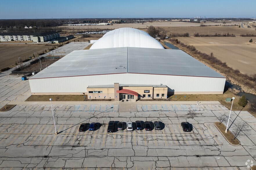 More Photos Of 10020 S Compass Dr, Rossford Health Club For Lease