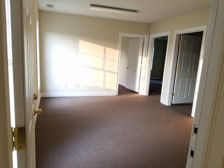 More Photos Of 7301 Fegenbush Ln, Louisville Office For Lease