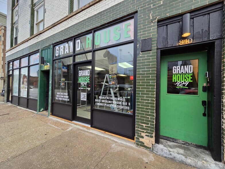 More Photos Of 838-840 W Grand Ave, Chicago Storefront Retail Residential For Lease