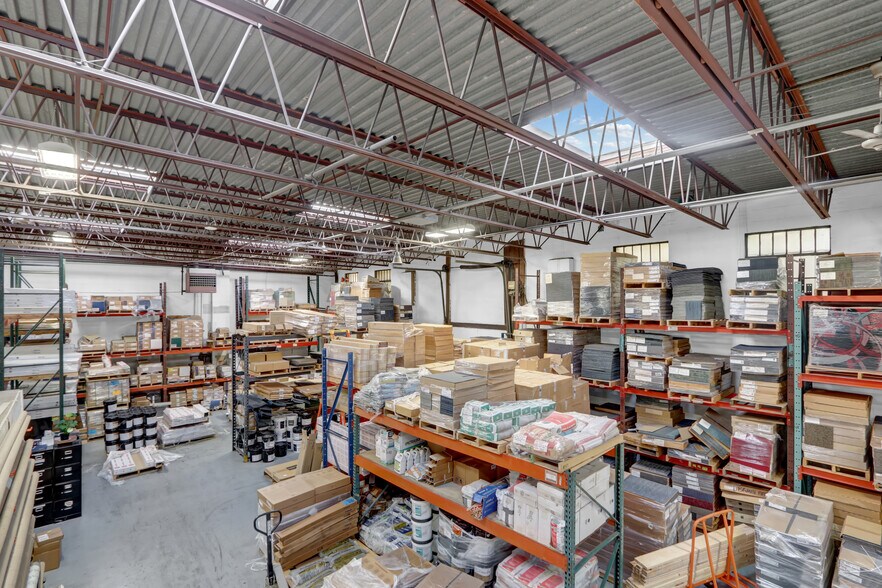 More Photos Of 665 Commercial Ave, Garden City Showroom For Sale