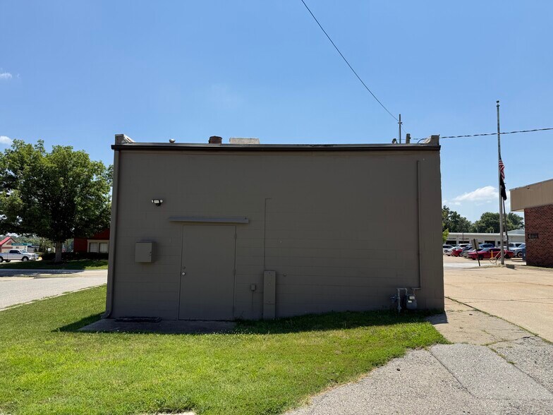 More Photos Of 619 Holiday Plz, Lansing Office For Lease