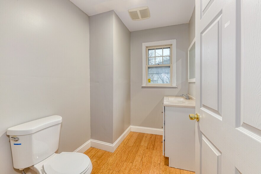 More Photos Of 226 E Main St, Huntington Office For Lease