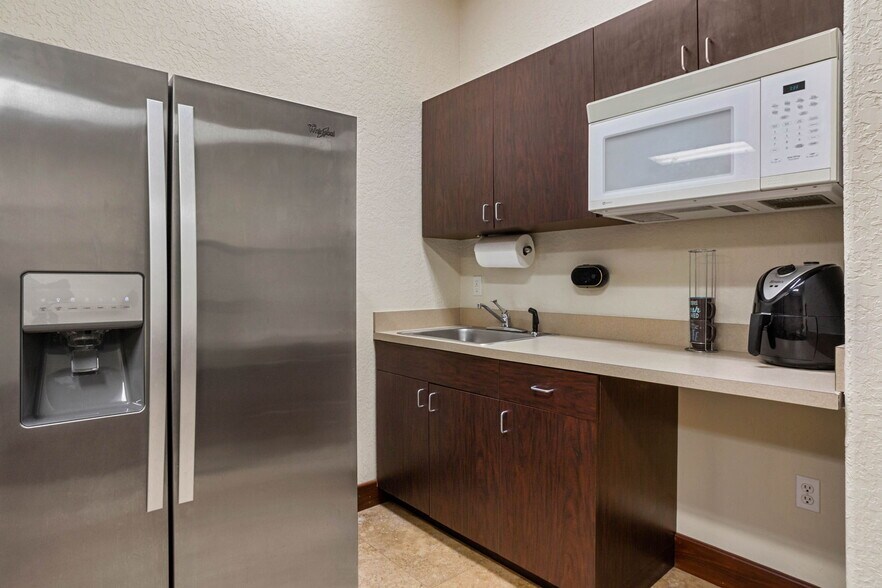 More Photos Of 8810 Commodity Cir, Orlando Showroom For Lease