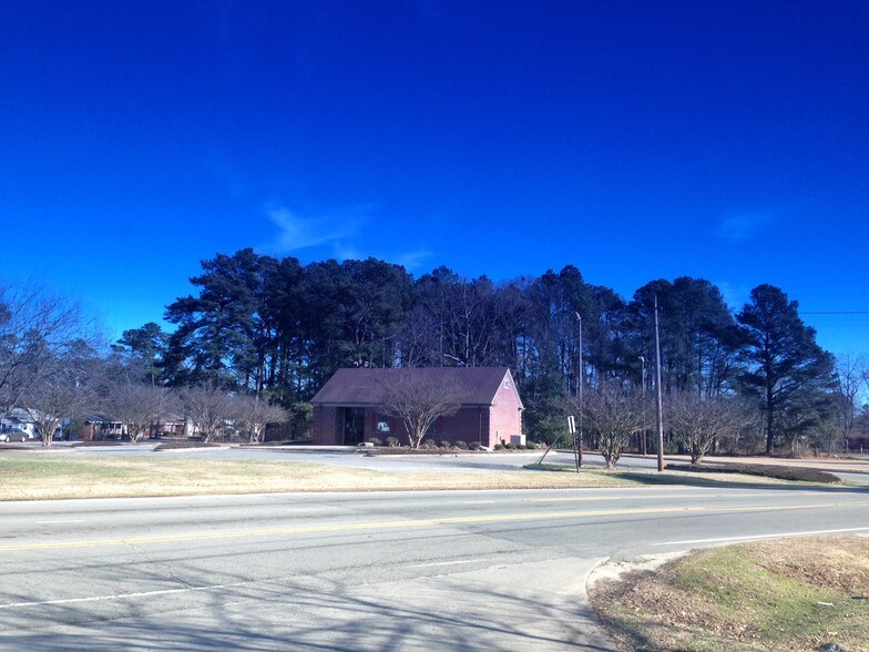 More Photos Of 1900 N Berkeley Blvd, Goldsboro Bank For Sale