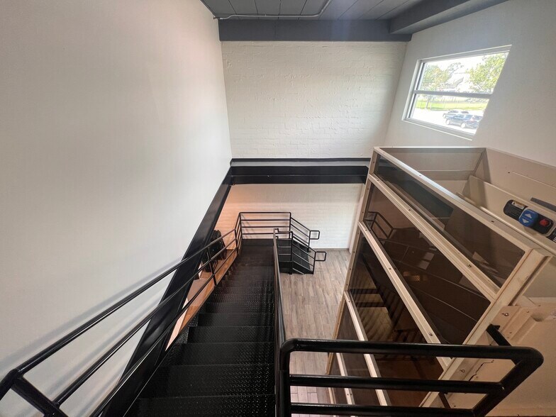 More Photos Of 302 W Defee Ave, Baytown Specialty For Sale