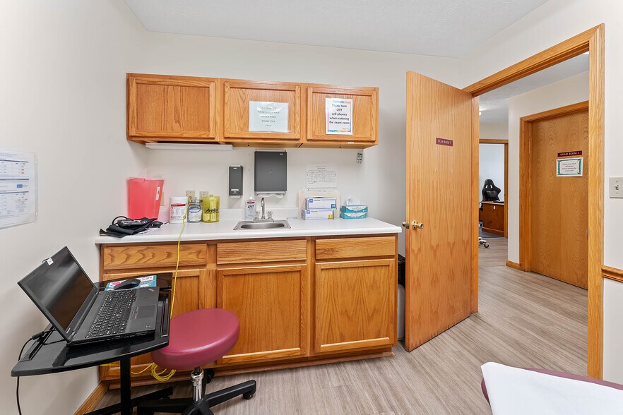 More Photos Of 725 N Pike St, Grafton Office For Sale