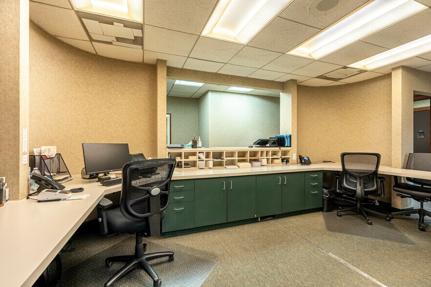 More Photos Of 1303 Macom Dr, Naperville Medical For Lease