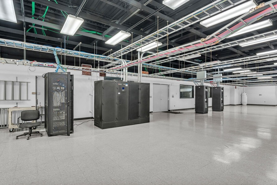 More Photos Of 400 SE Jefferson St, Topeka Flex For Sale