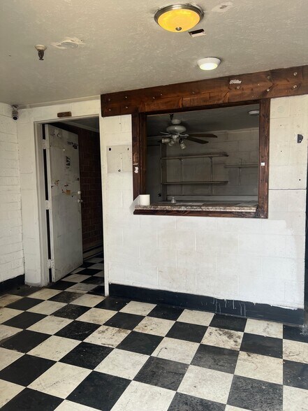 More Photos Of 2101 W Cornell Ave, Englewood Auto Repair For Lease