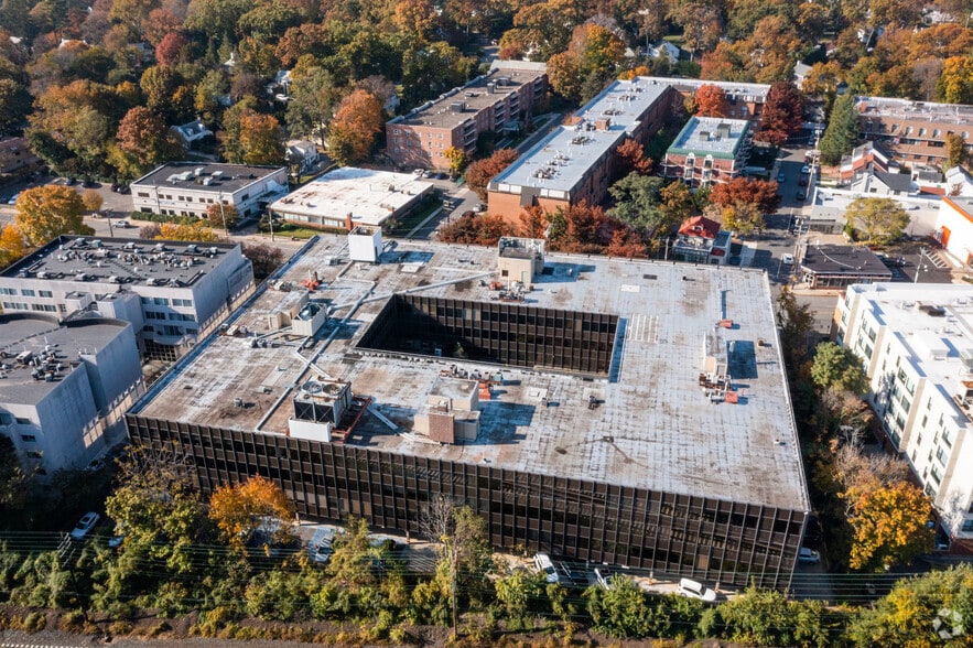 More Photos Of 98 Cuttermill Rd, Great Neck Office For Lease