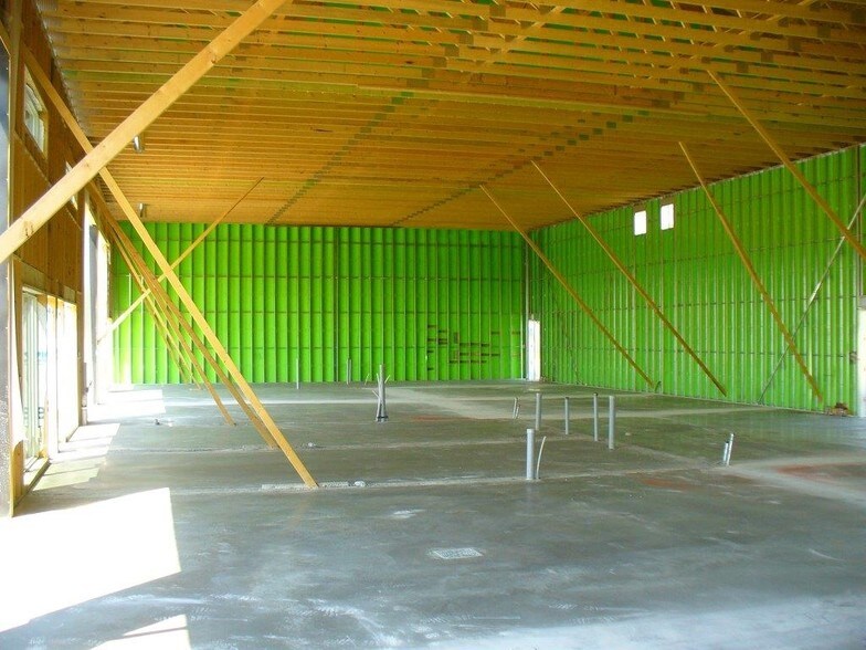 More Photos Of 615 Mission St, Winnipeg Warehouse For Lease