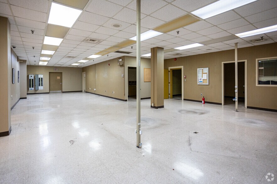 More Photos Of 204-208 W Main St, Johnson City Light Manufacturing For Sale
