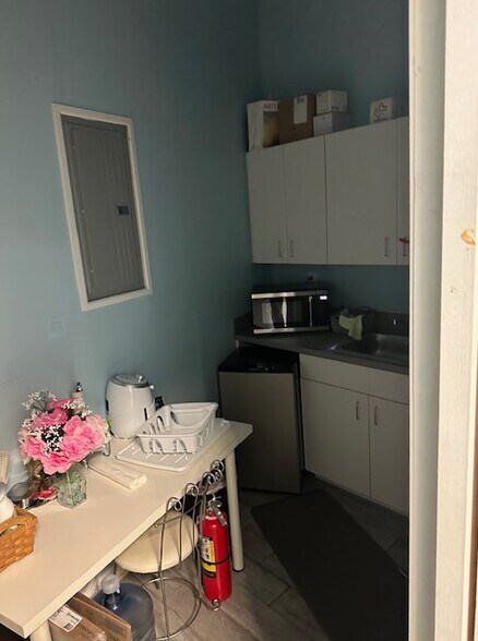 More Photos Of 1146-1160 Front St, Uniondale Storefront For Lease