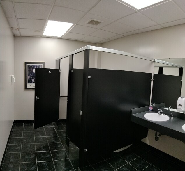 More Photos Of 817 E Morehead St, Charlotte Office For Lease