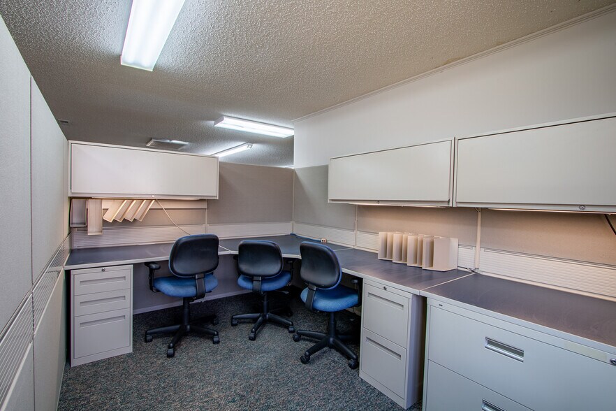 More Photos Of 2500 W 31st St, Lawrence Office For Sale
