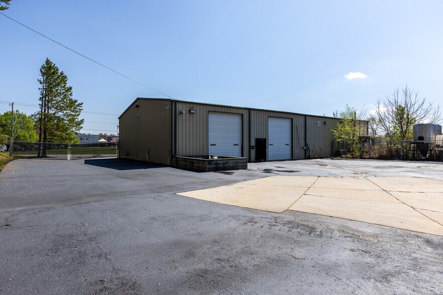 More Photos Of 2997 Spartanburg Hwy, East Flat Rock Warehouse For Lease