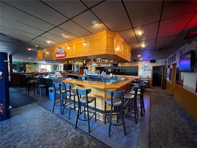 More Photos Of 530 W Christenson Ave, Appleton General Retail For Sale